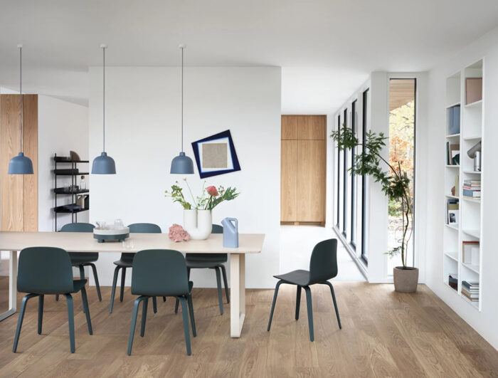 3990-en-70-70-table-255x108-sand-visu-chair-wood-dark-green-grain-pendant-platform-tray-muuto-org